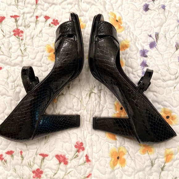 NWOT Life Stride Heels Shoes Vivian Black Reptile 3” Heel Peekaboos SZ 7 1/2 M - Picture 6 of 15